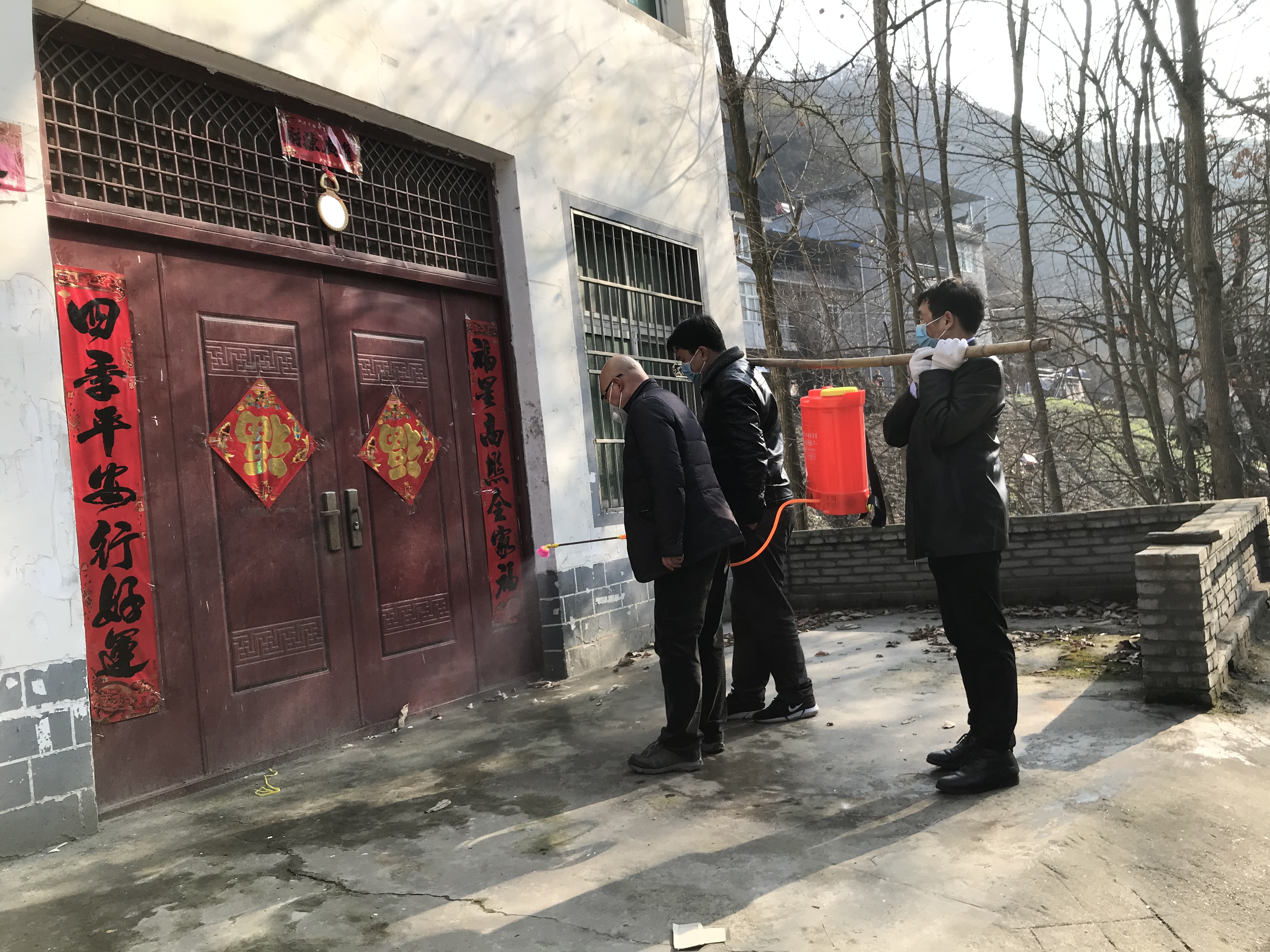 1月28日，市委党校驻村干部与村“两委”干部克服防控设备不足困难，逐一对小双村扶贫搬迁安置点、群众集中居住院落、村组主干道路开展消杀作业。 (2).jpg