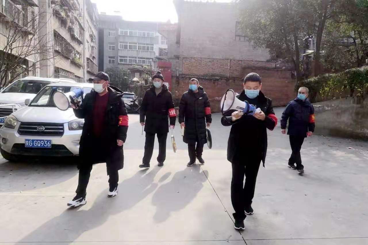 城关镇小河北社区干部用大喇叭在辖区宣传.jpg