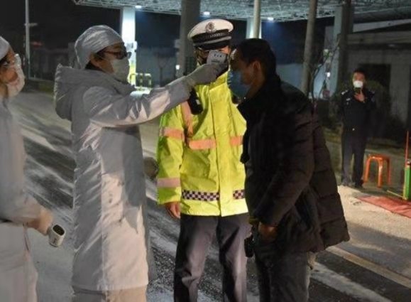 图2：对过往人员进行健康检查.jpg