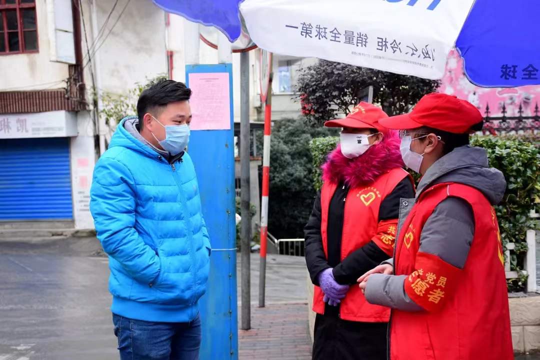 狮子山社区党员干部分片挨家挨户宣传防控知识.JPG