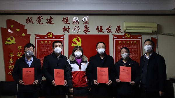 美域高、顶端、石头富百、绿佳塬等企业在捐赠现场.jpg