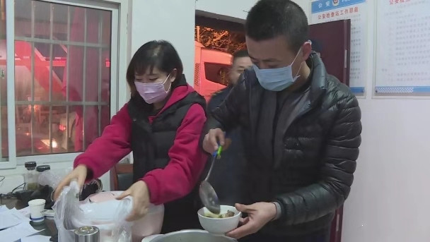 谷咀2号农家乐王龙夫妻在为抗疫一线志愿者、干警做饭_.jpg