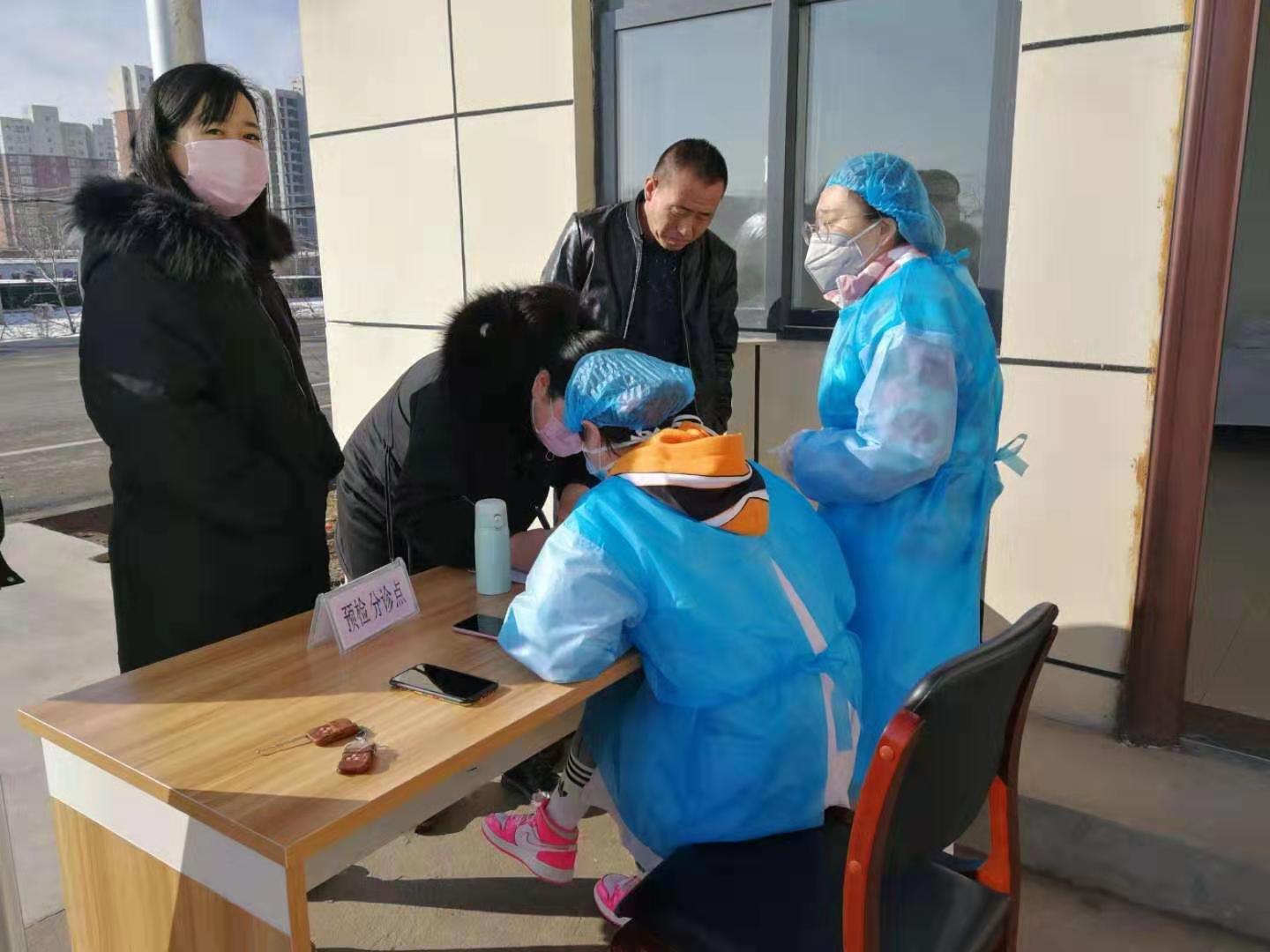 洛川骨伤医院医务人员在为来访人员测体温 (2).jpg