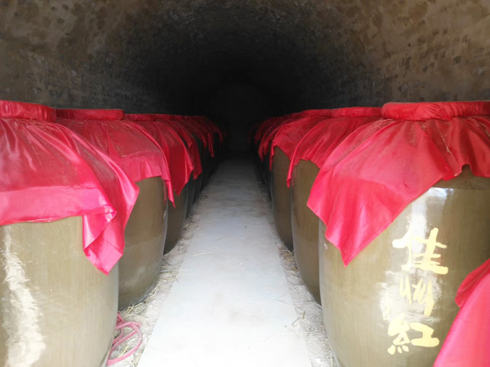 王宁山扶贫农场佳州红红枣酒.jpg