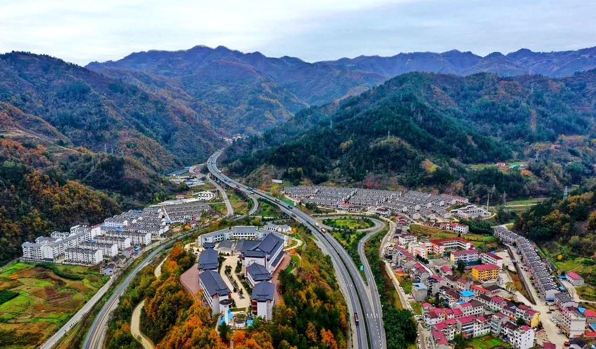 佛坪山乡新貌 张轩瑜摄.jpg