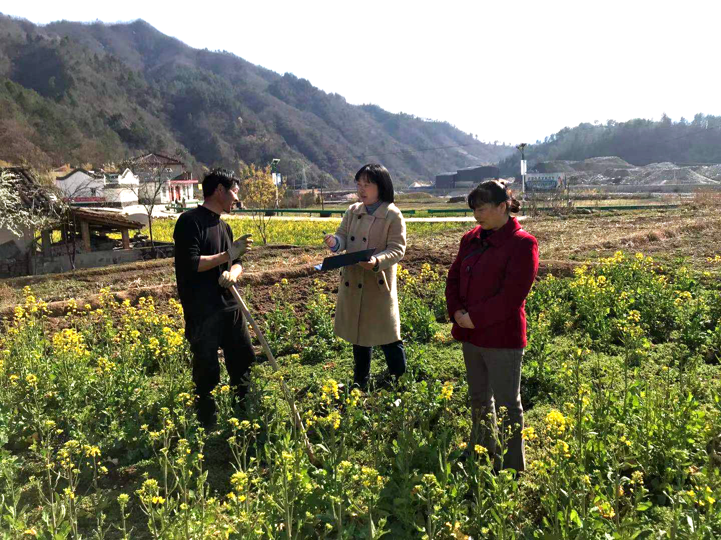 技术人员深入田间地头、产业园区指导技术、答疑解惑  县农业农村局供图.jpg