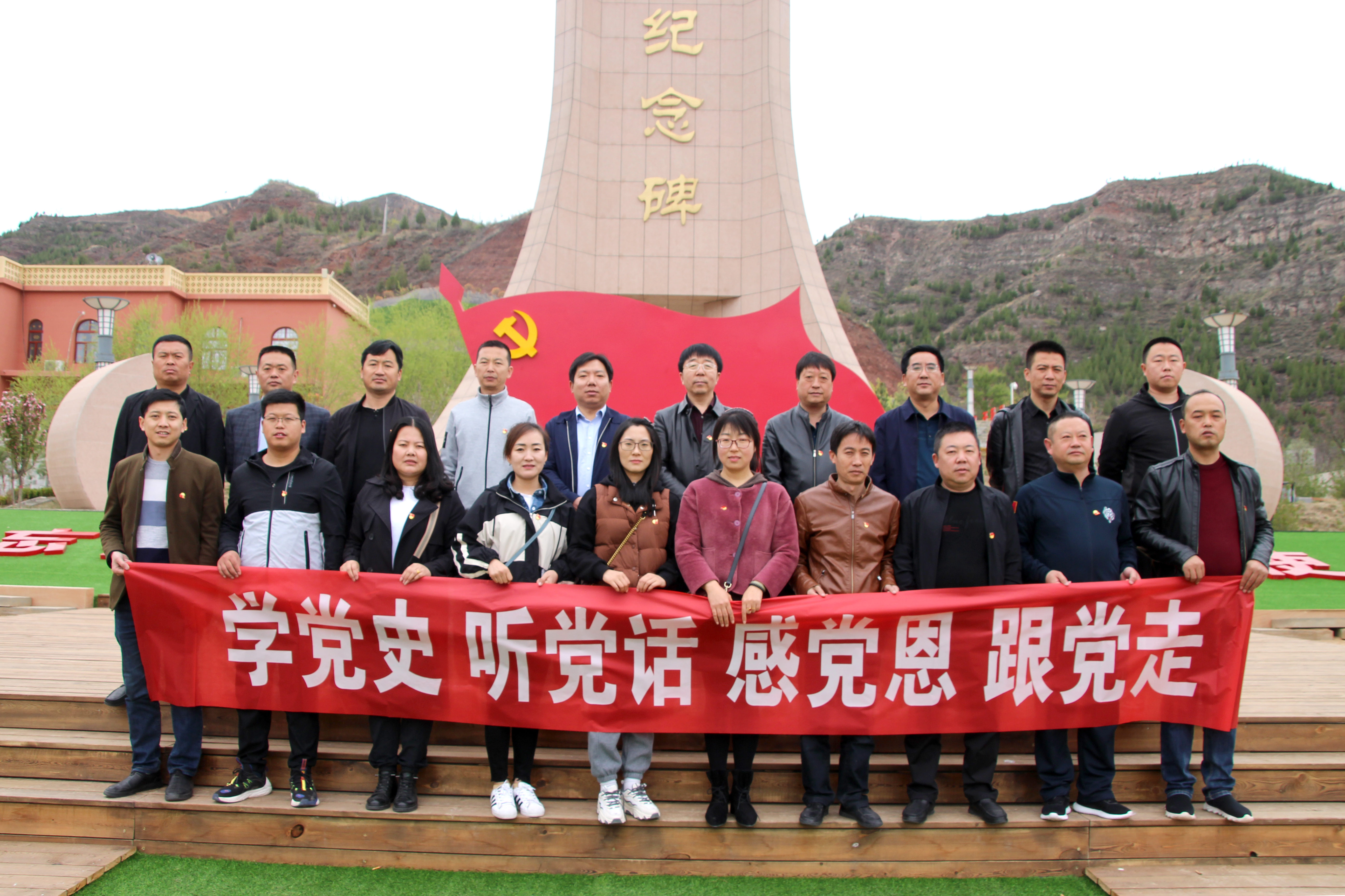 毛主席东渡纪念碑前留影.JPG