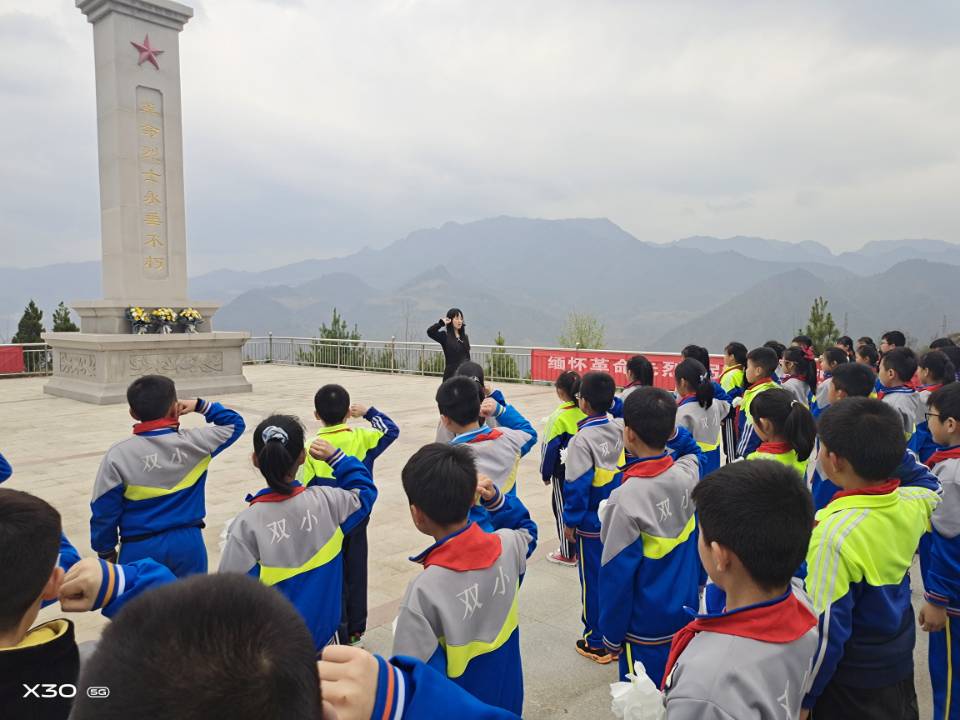 双石铺小学师生祭英烈听党史.jpg