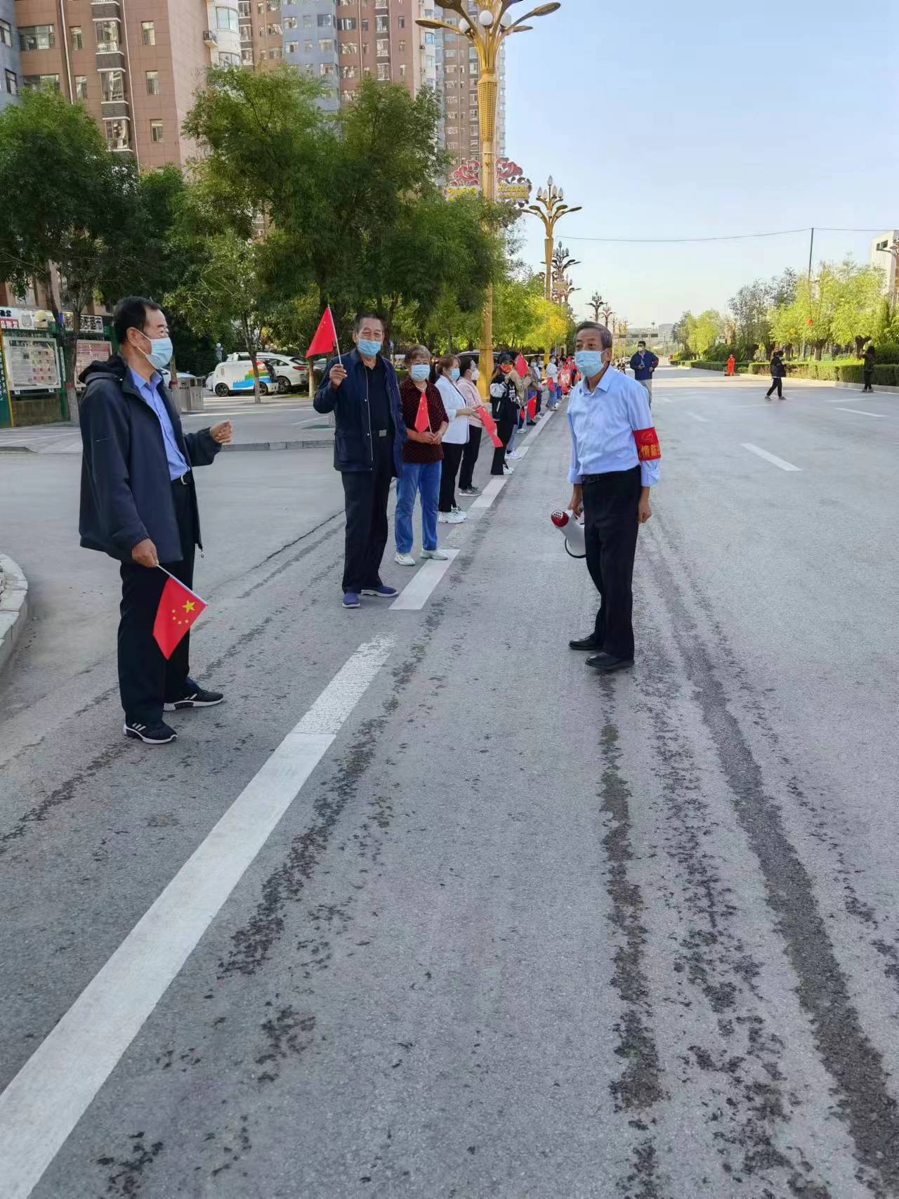 老书记 汪岗富在维持居民秩序.jpg