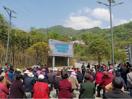 2021年4月8日，陕西汉水律师事务所派律师前往高桥镇远元小区桂花广场宣讲《民法典》，现场为群众解疑.png