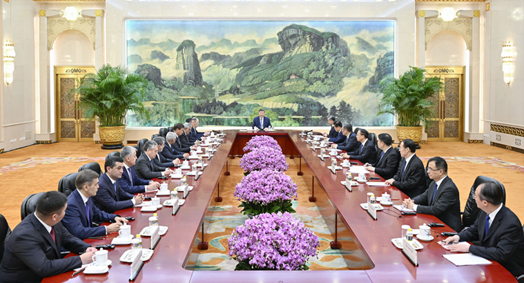 习近平集体会见上海合作组织成员国外长理事会会议外方代表团团长