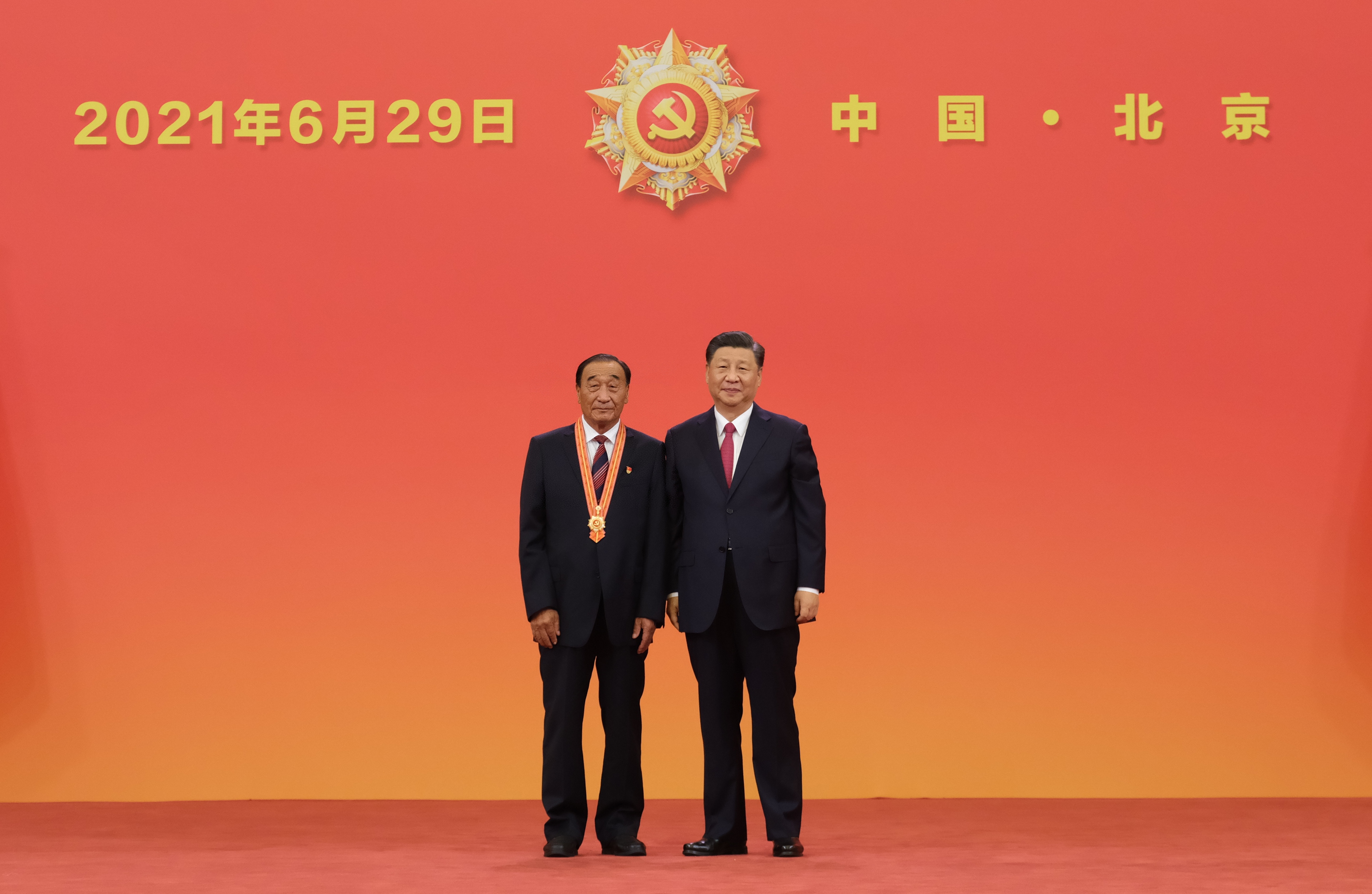6月29日，庆祝中国共产党成立100周年“七一勋章”颁授仪式在北京人民大会堂金色大厅隆重举行。中共中央总书记、国家主席、中央军委主席习近平向“七一勋章”获得者石光银颁授勋章。李学仁摄.jpg
