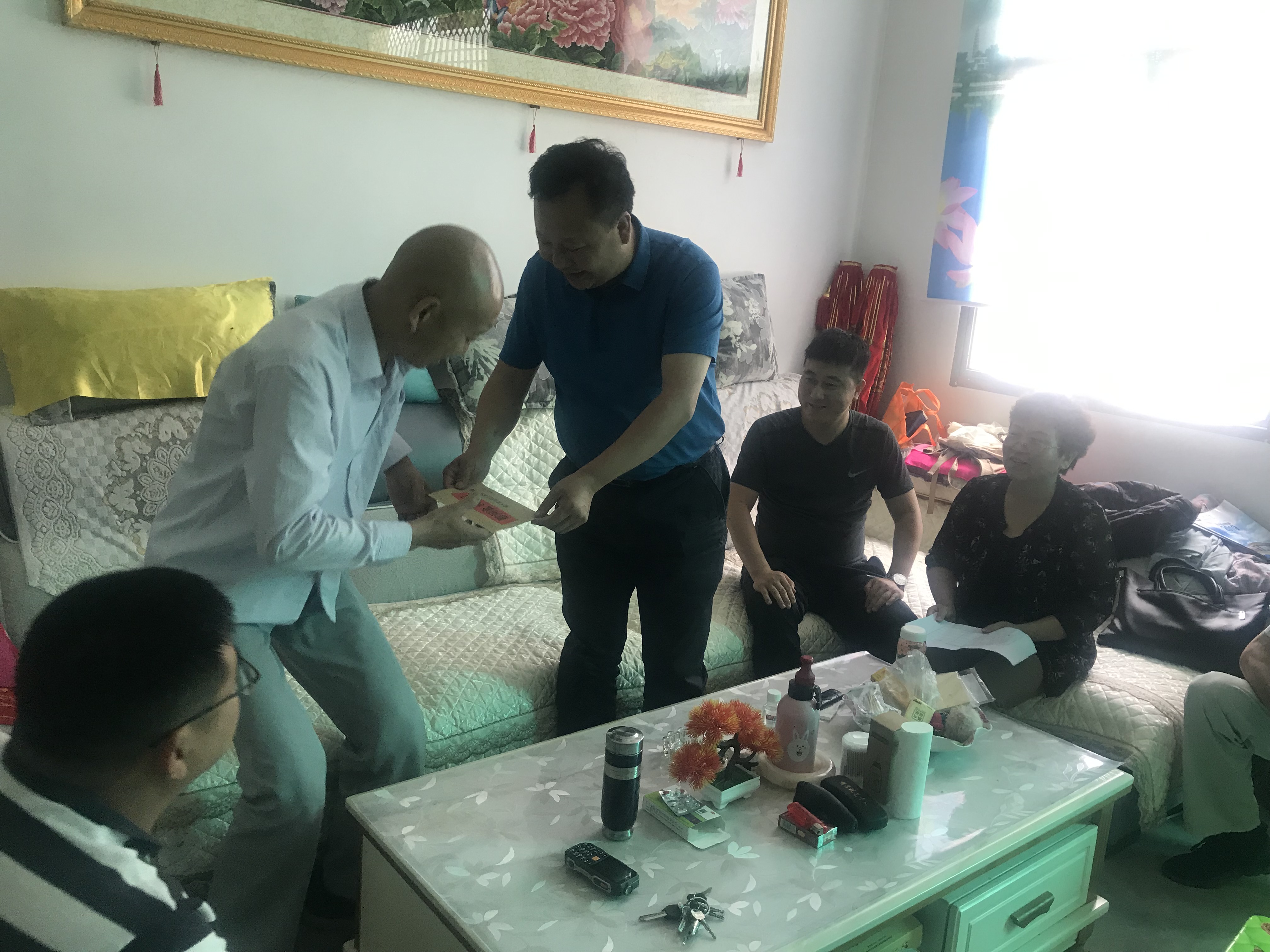 3走访慰问贫困老党员.JPG