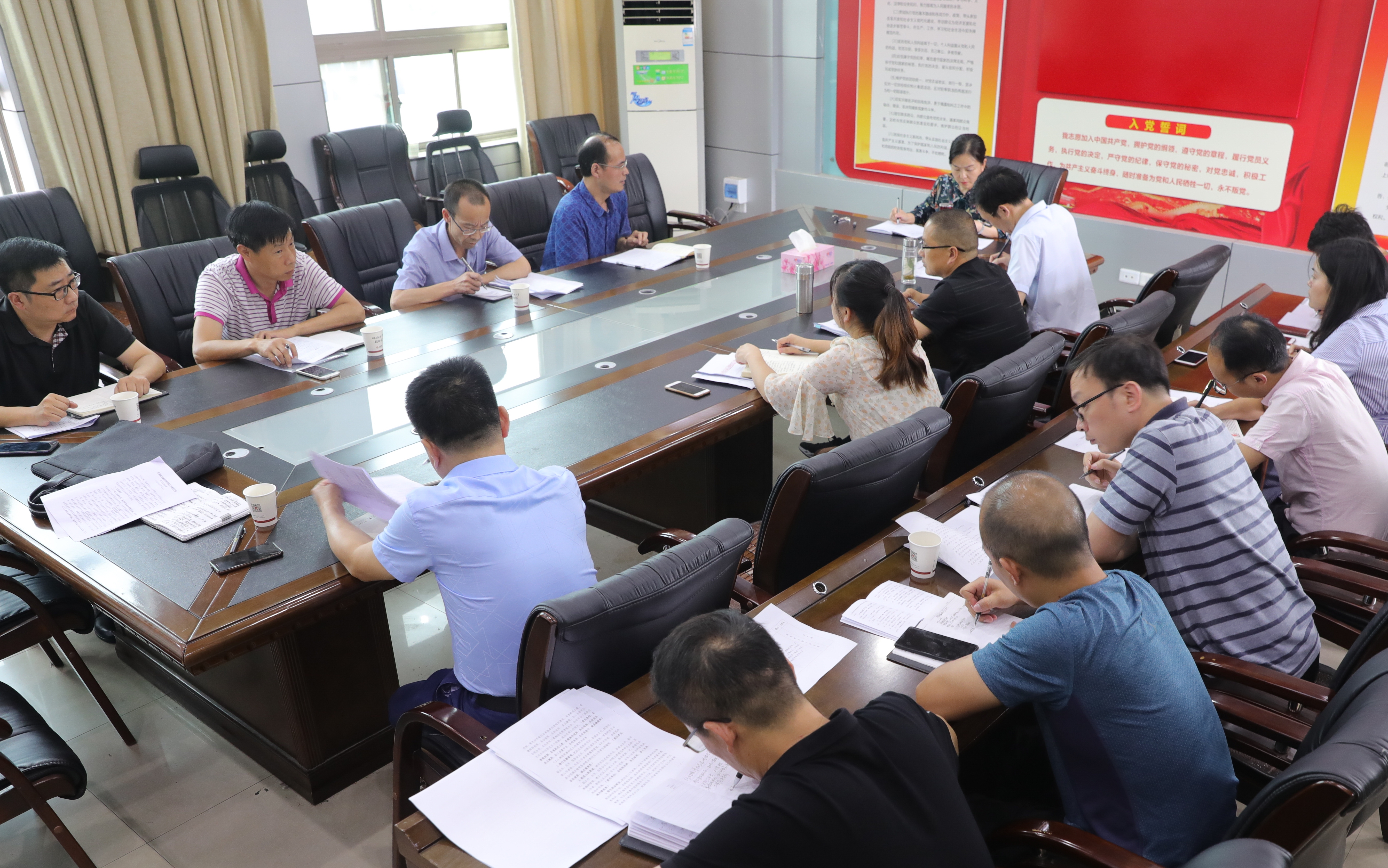 组织部长主持召开城市党建座谈会.JPG