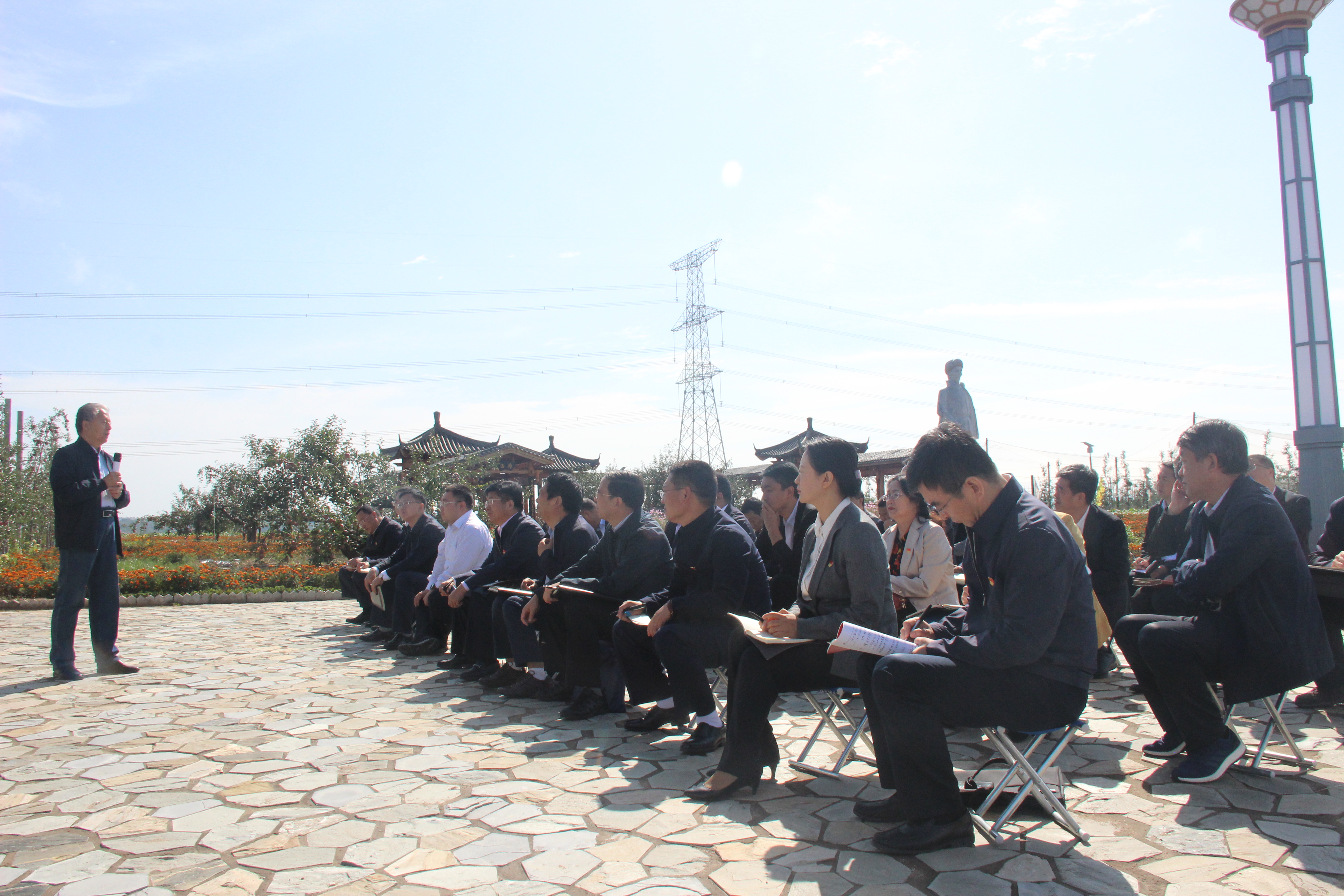洛川县委组织中心组学员进行现场教学——苹果树下上党课.jpg