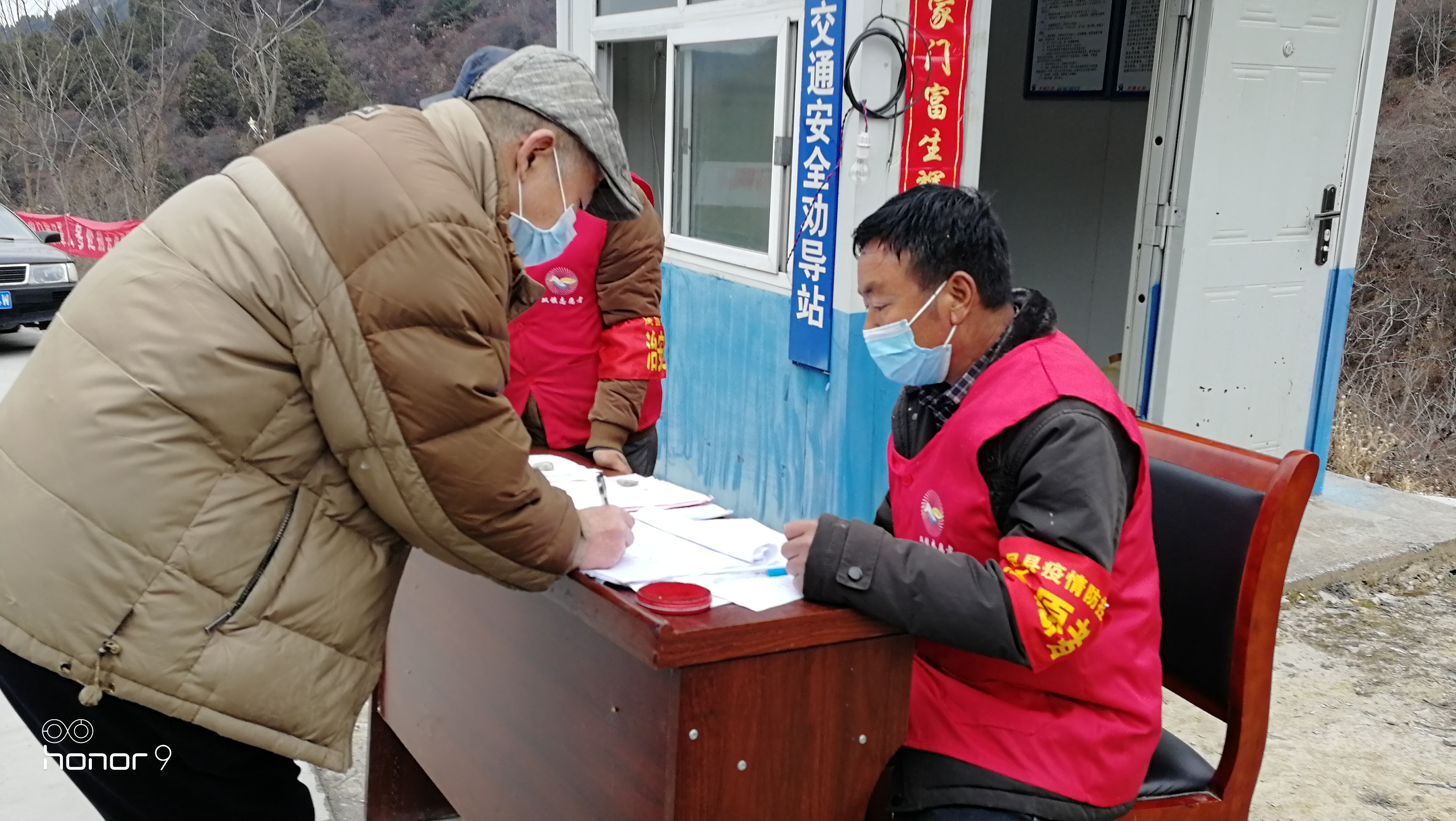 凤县双石铺镇上川村老党员李新锁在疫情防控检测点值守.jpg