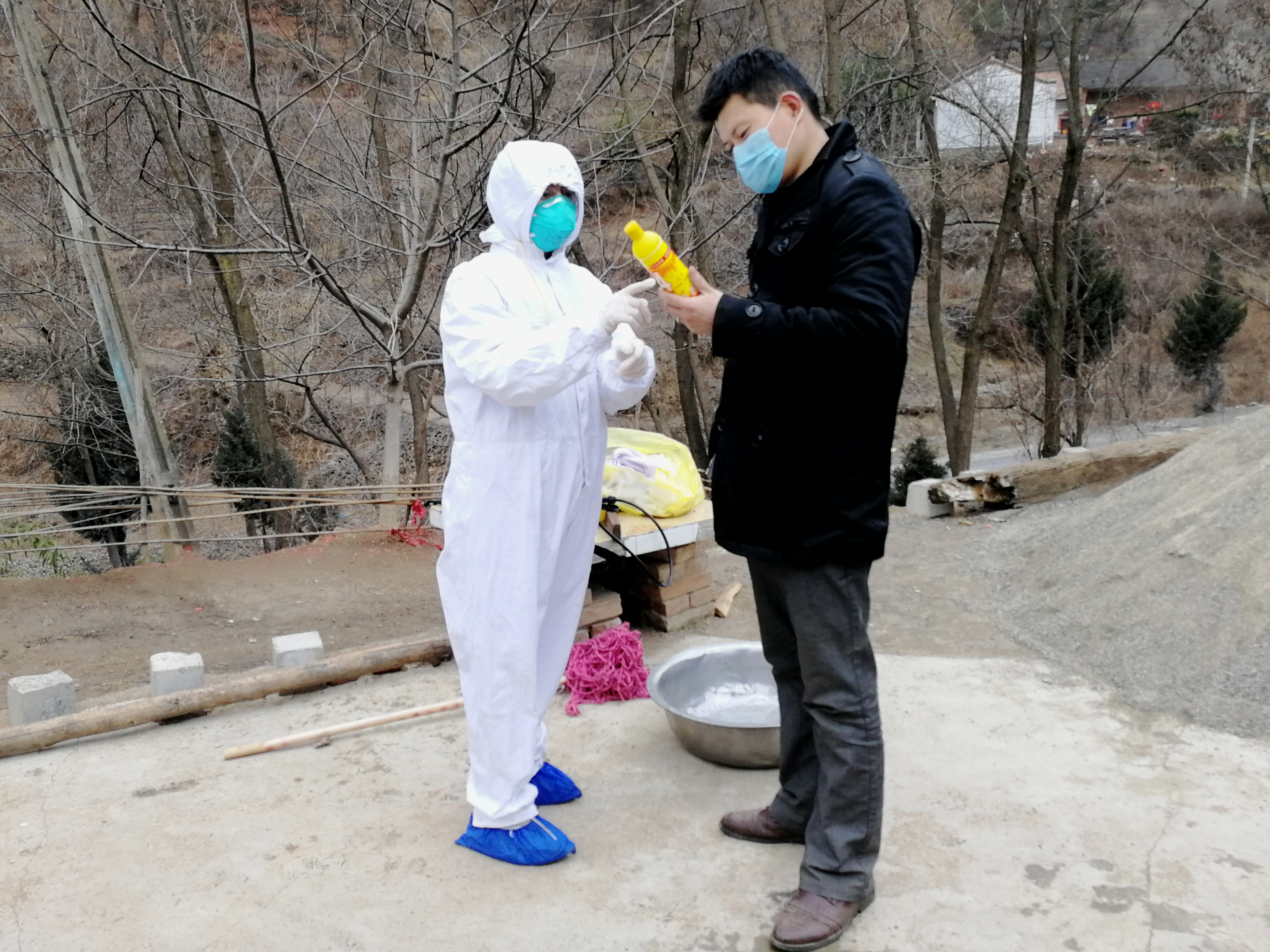 凤县河口镇卫生院党员李水仙为居家隔离对象讲解个人防护和消毒知识.jpg