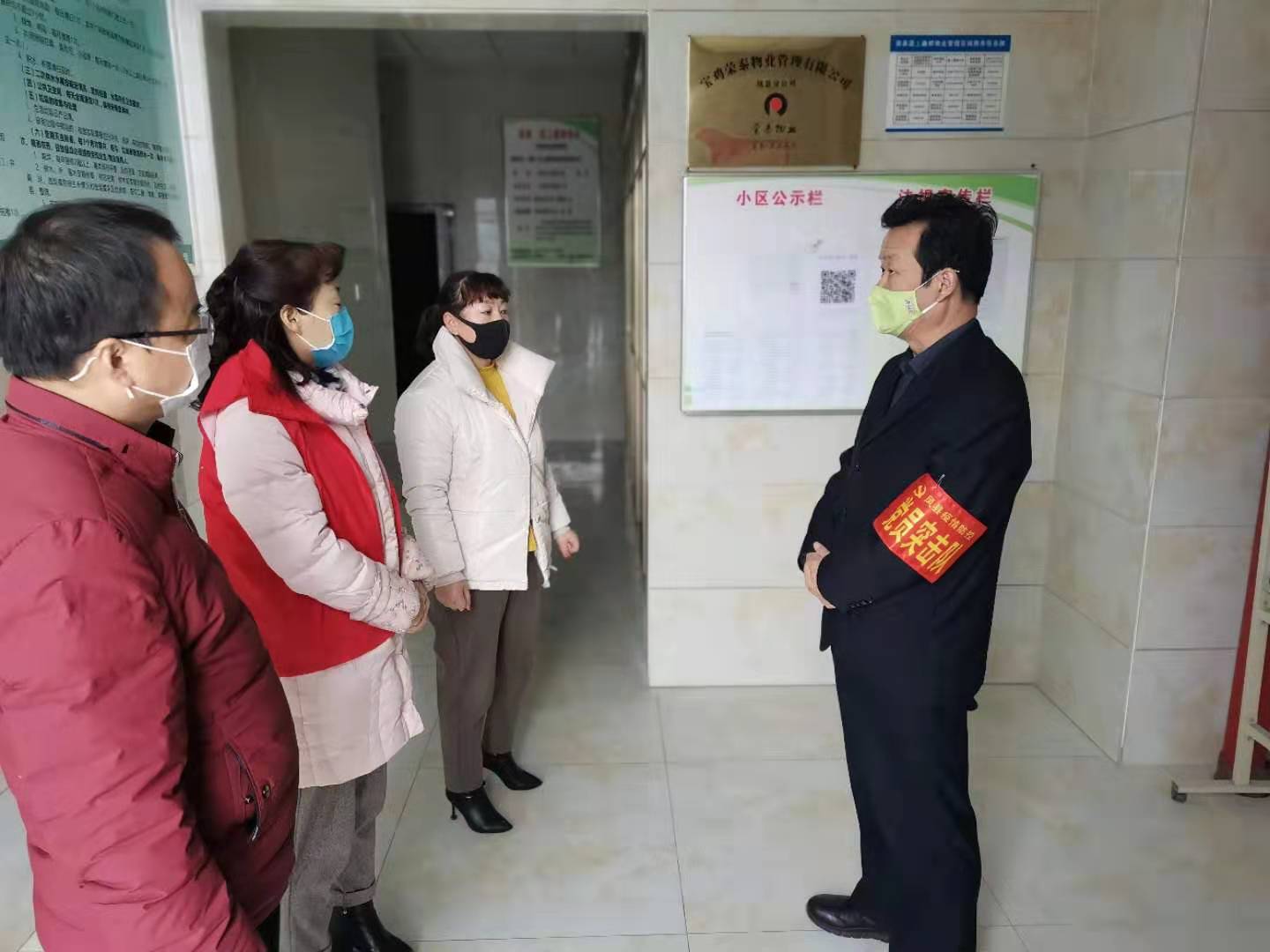 凤县第九党员突击队队员进入社区开展排查.jpg
