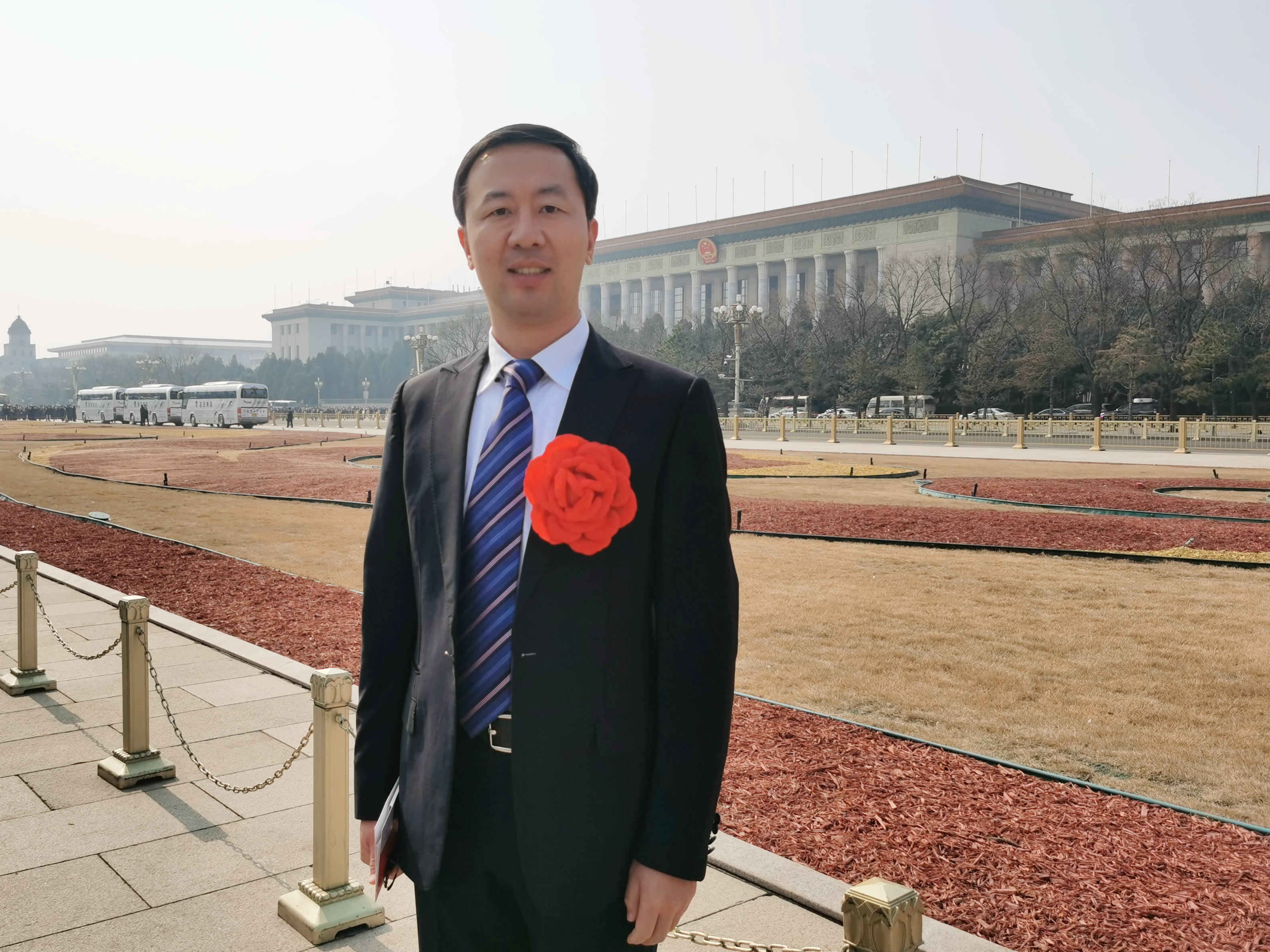 高波被授予“全国脱贫攻坚先进个人”称号，在人民大会堂前留影.jpg