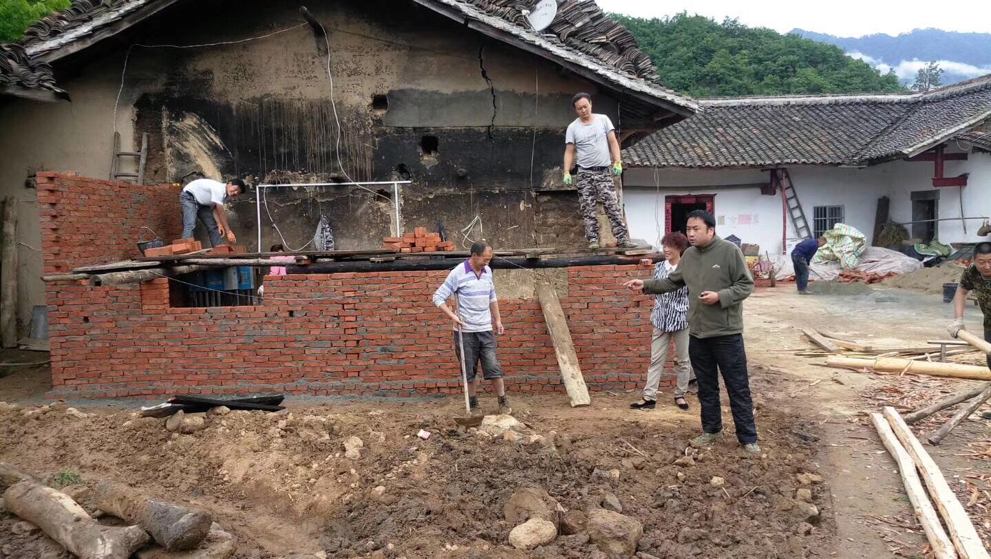 余剑帮助草林村贫困户李祥富改造房屋.jpg