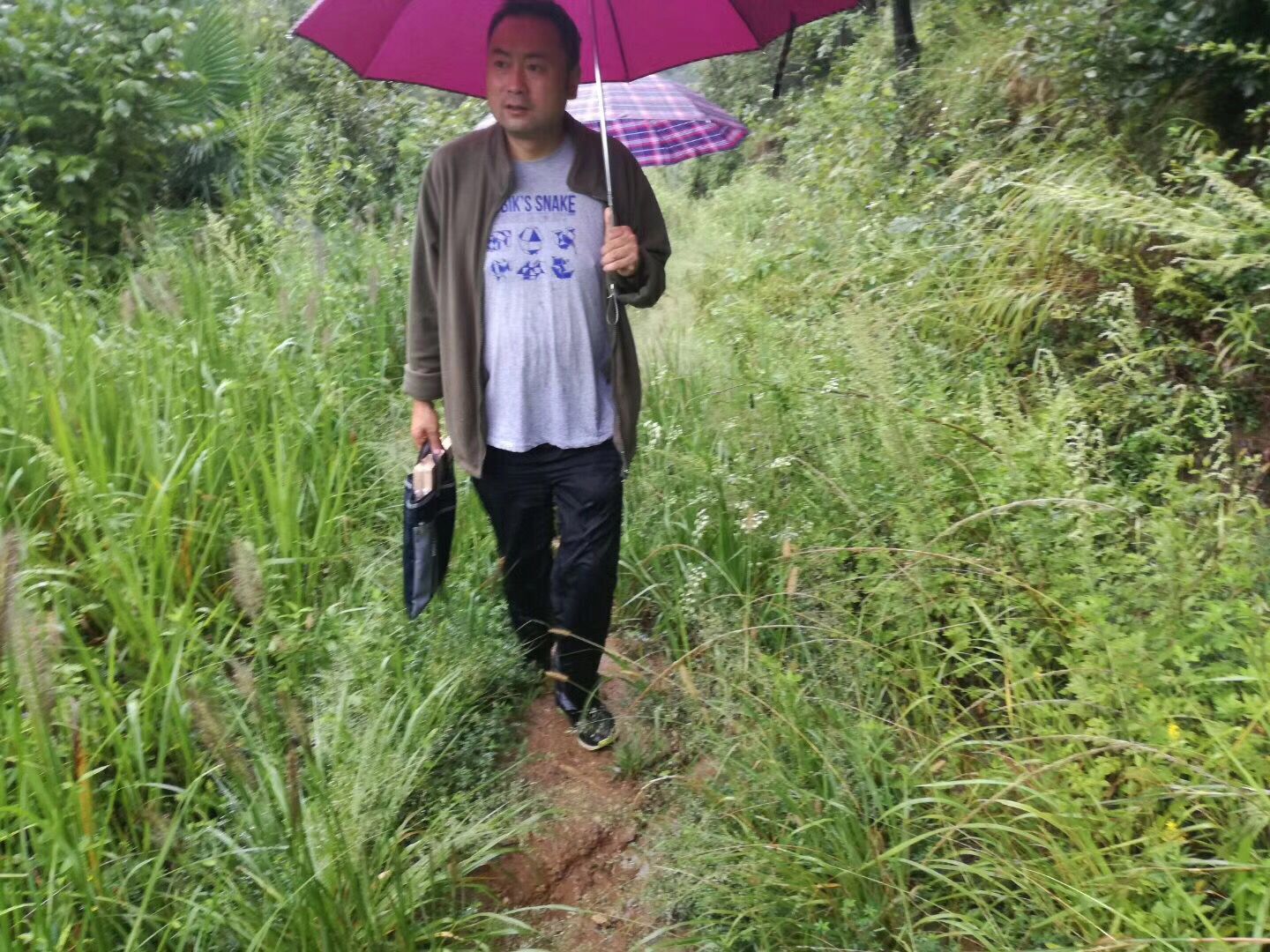 余剑冒雨走访草林村村民.jpg