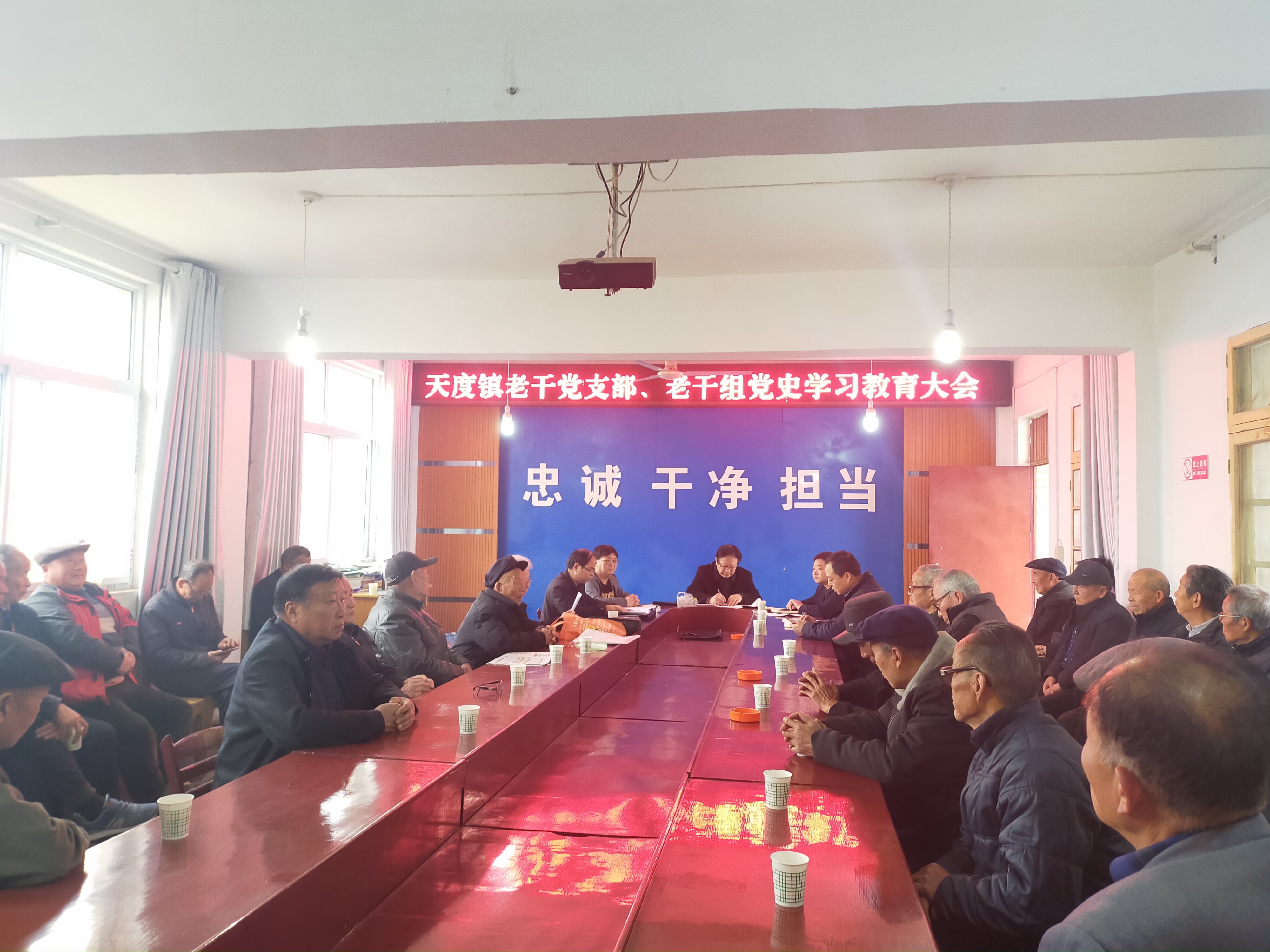 专题调研座谈会.jpg