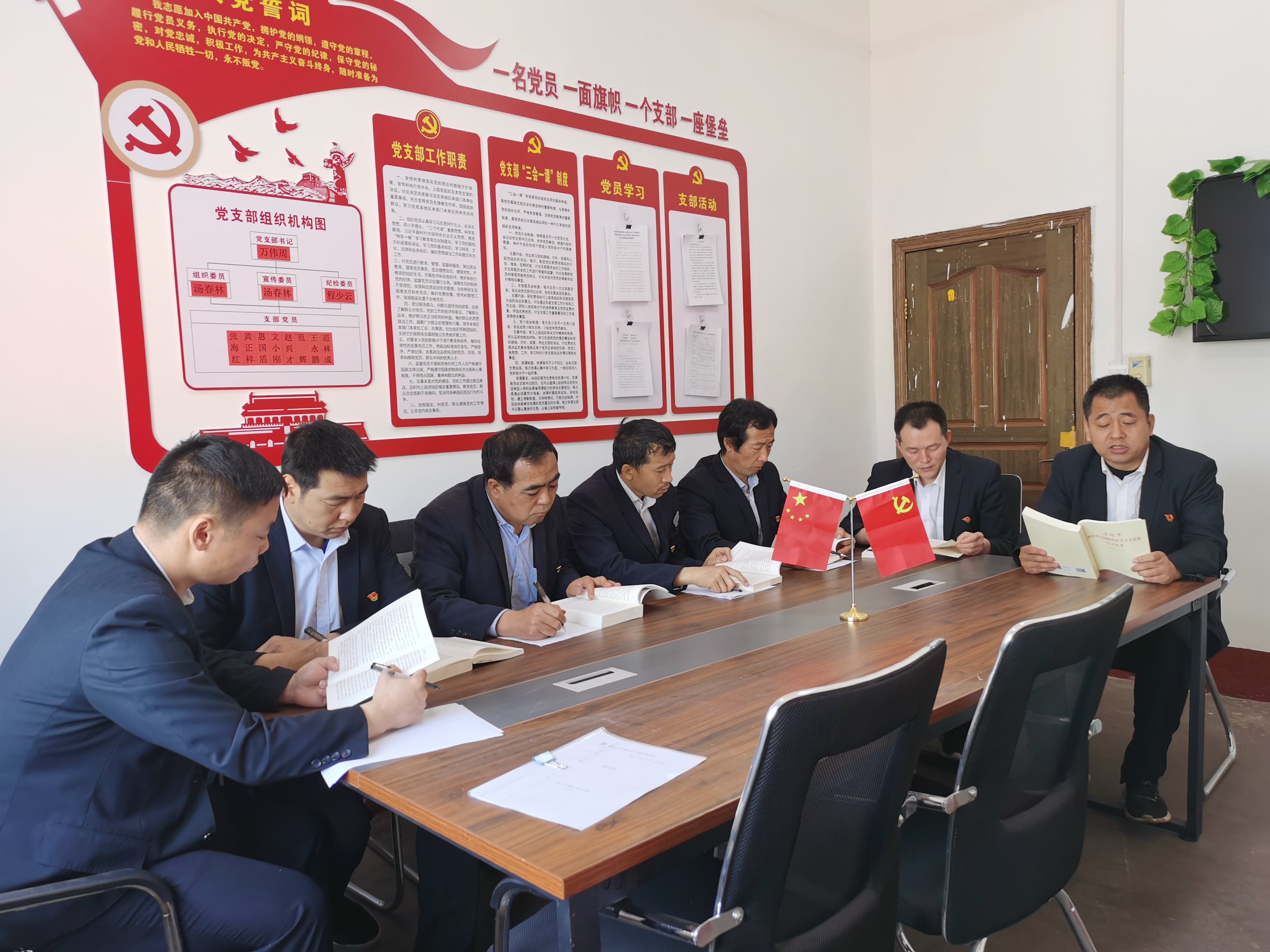 韩诚矿业公司象山矿井综采二队党员争先克难走在前-党员学习.jpg