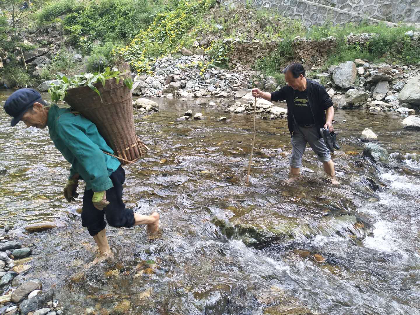 青白石第一书记李永茂淌河开展工作.jpg