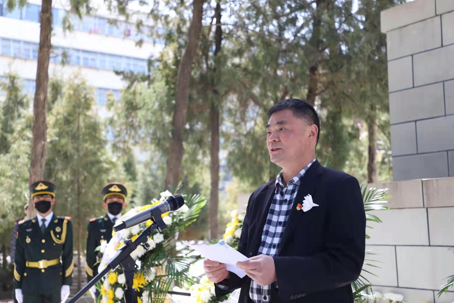 榆林学院党委副书记、校长许云华现场讲党课.png