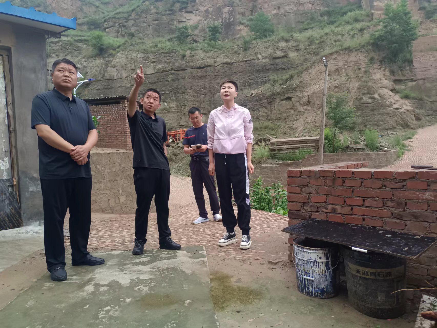 街道书记、主任陪同区上领导检查调研防汛工作.jpg