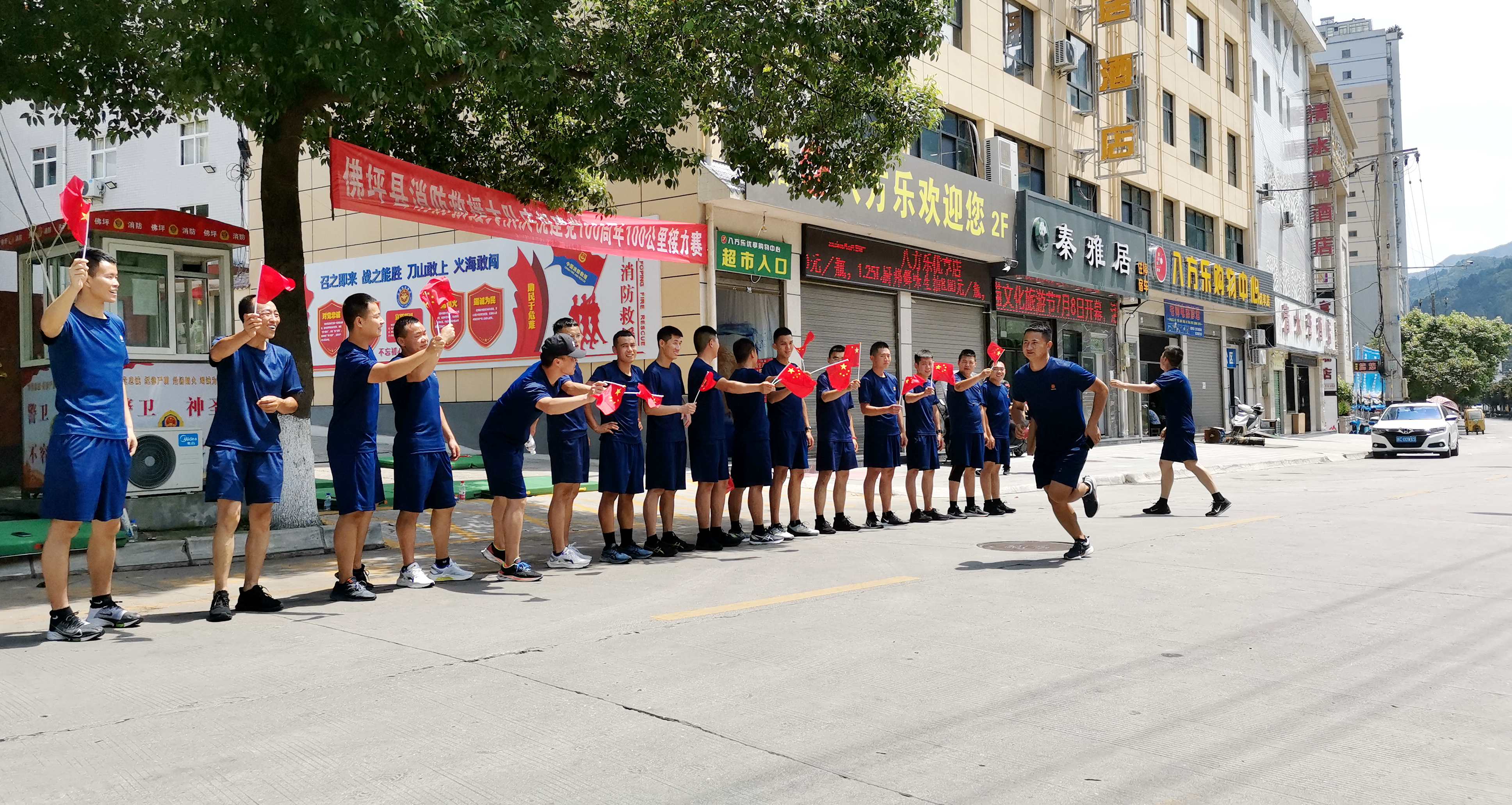 指战员们你追我赶、争先恐后  伍桂淳摄.jpg