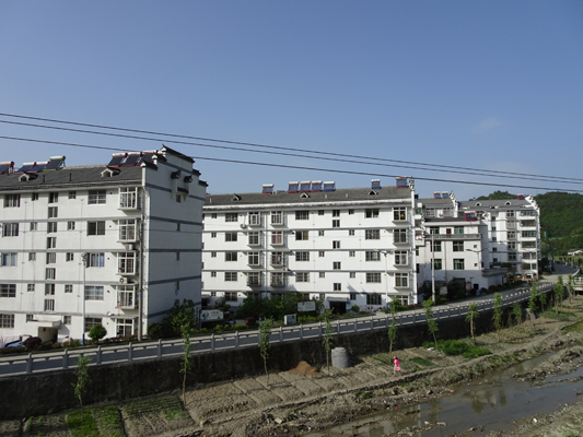 整齐的楼房-太山庙村安置区一瞥.jpg