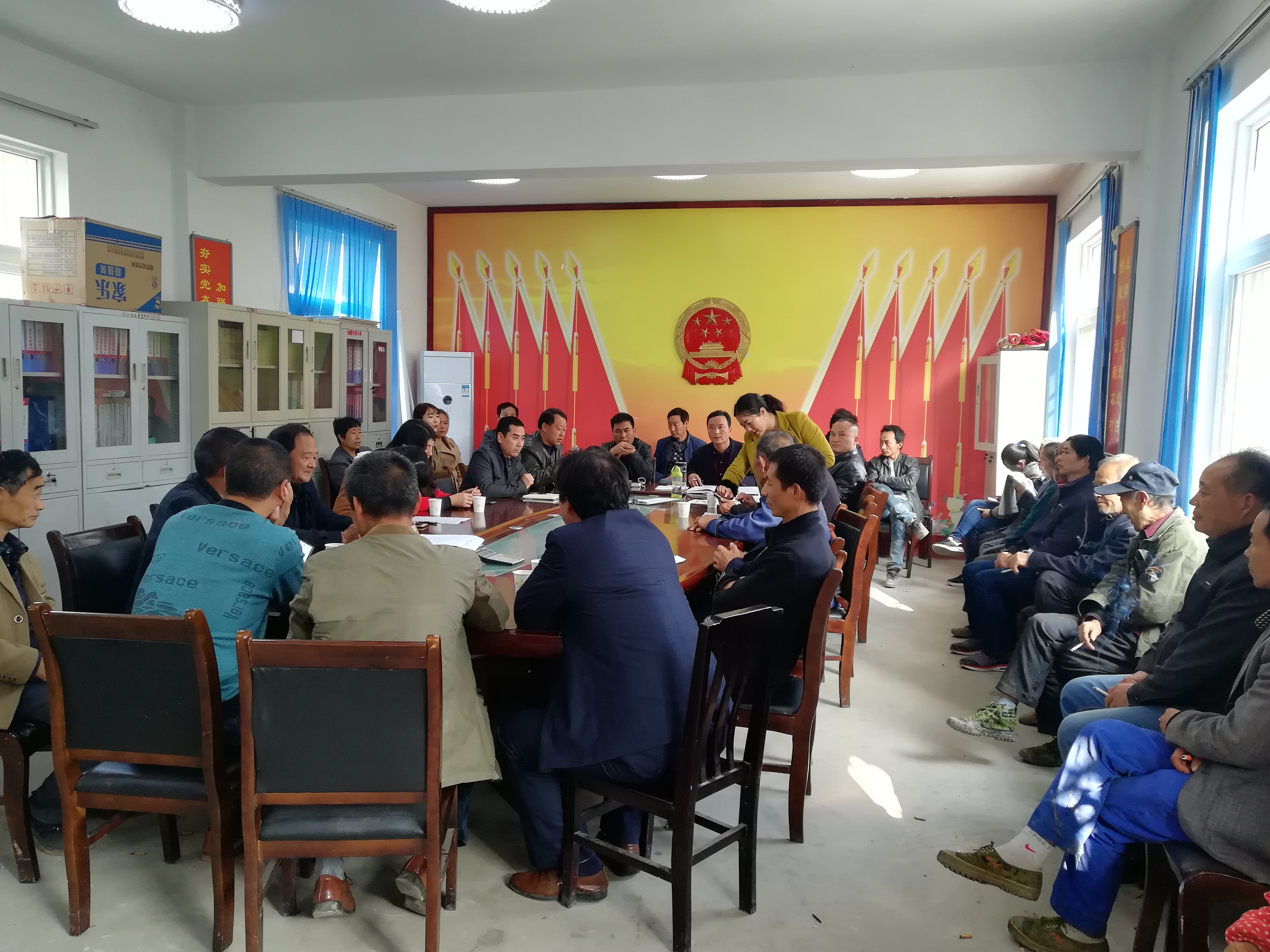 金家河镇天台村党支部书记向党员和贫困户代表汇报上月工作成效.jpg