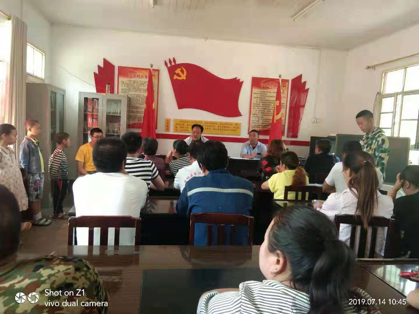 向学生和家长上励志课。.jpg