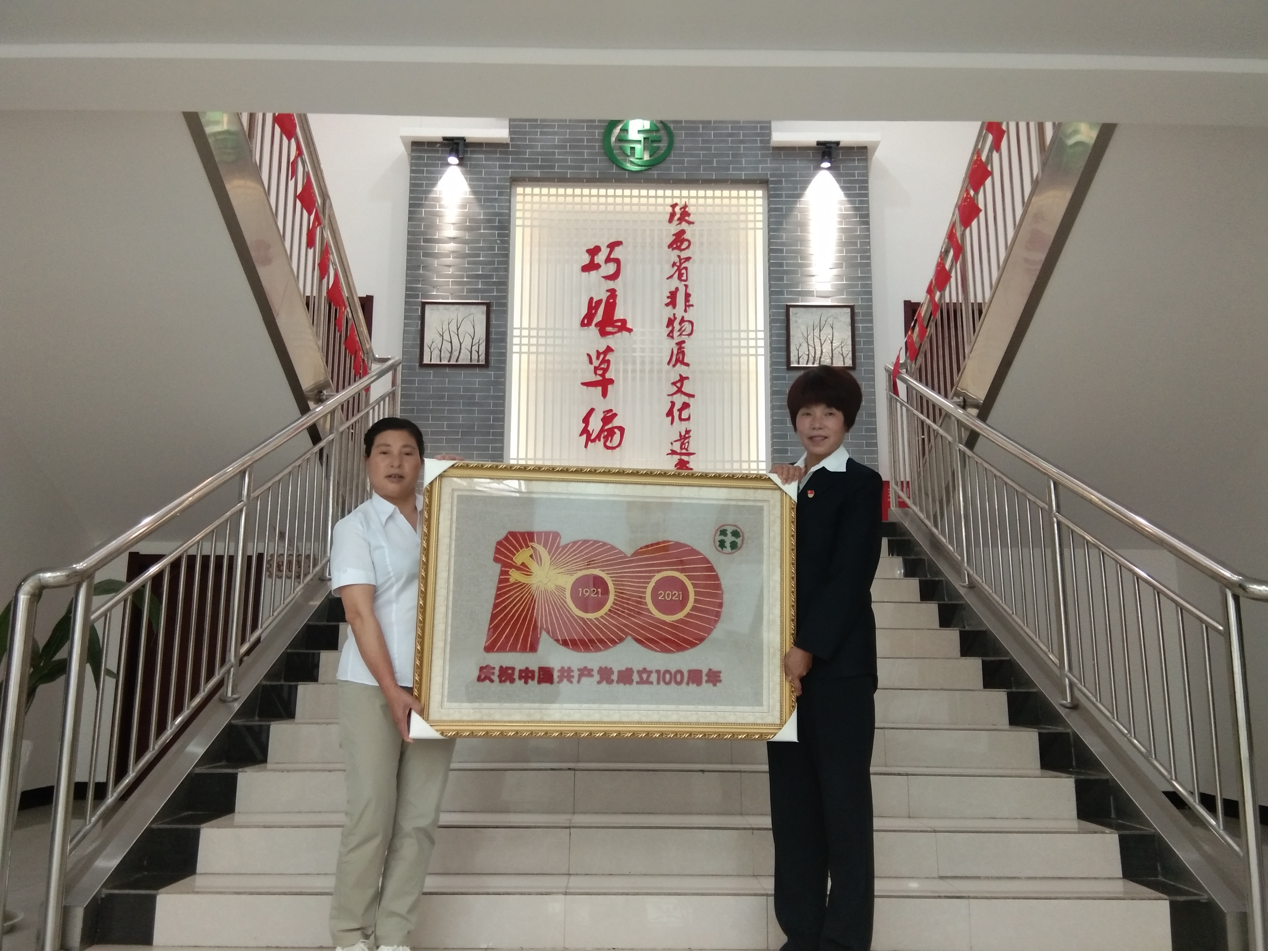 图1：“七一”前夕，巧娘草编党支部运用草编技术创作“庆祝中国共产党成立100周年”标识。.jpg