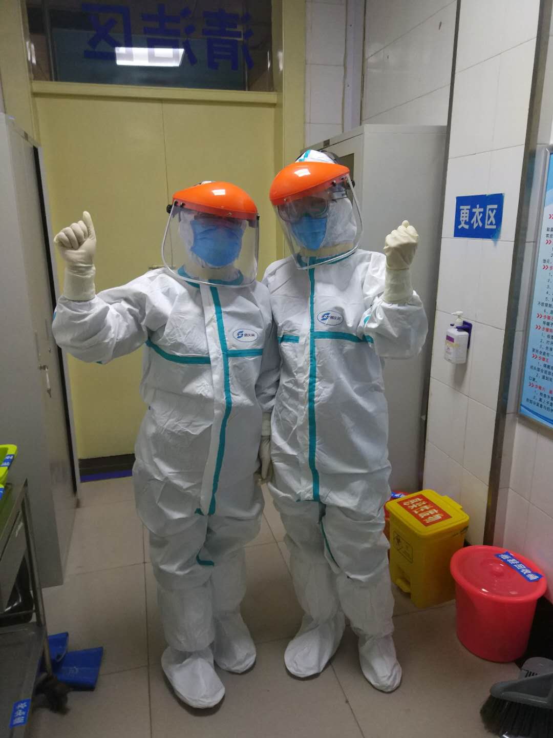 屈苗苗和姜毛毛正准备采样.jpg