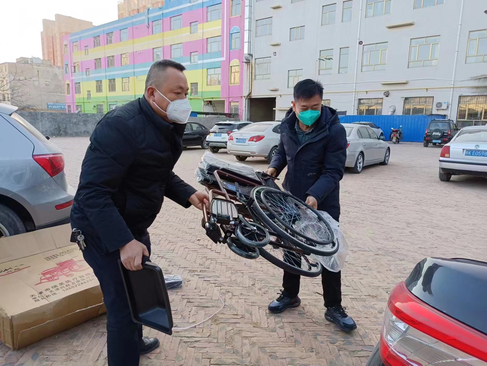 第一书记王新宇为老人申请了轮椅.jpg