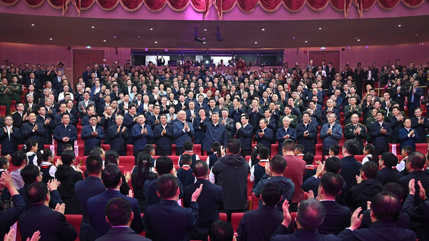 习近平观看庆祝西藏自治区成立60周年文艺晚会《雪域欢歌》